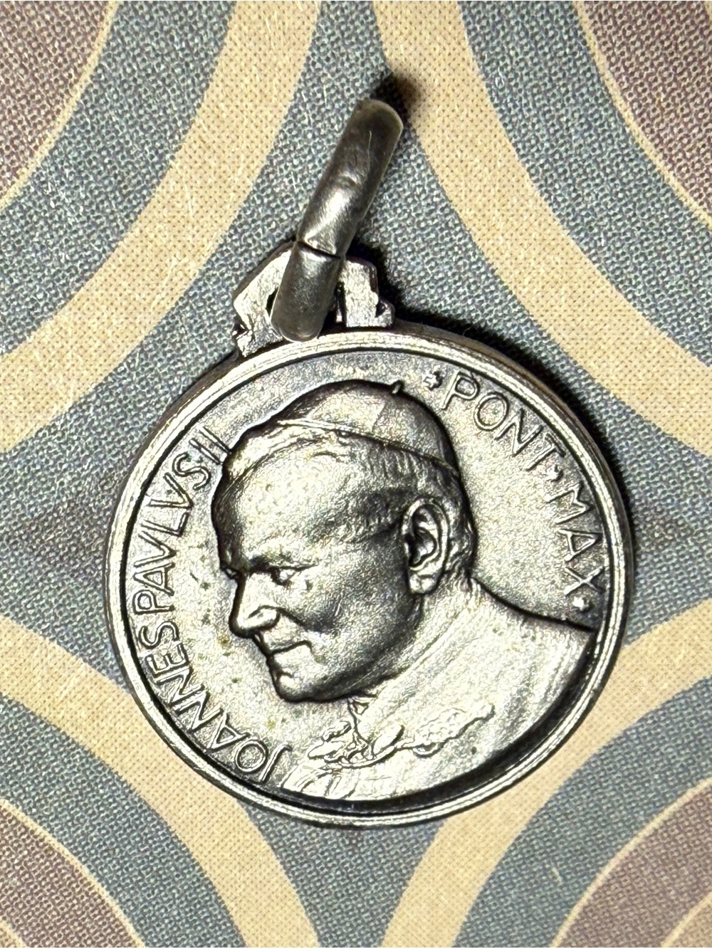.
*RARE* Vintage 925 Sterling 
 Double Sided Virgin Mary   & Pope Medallion Coin